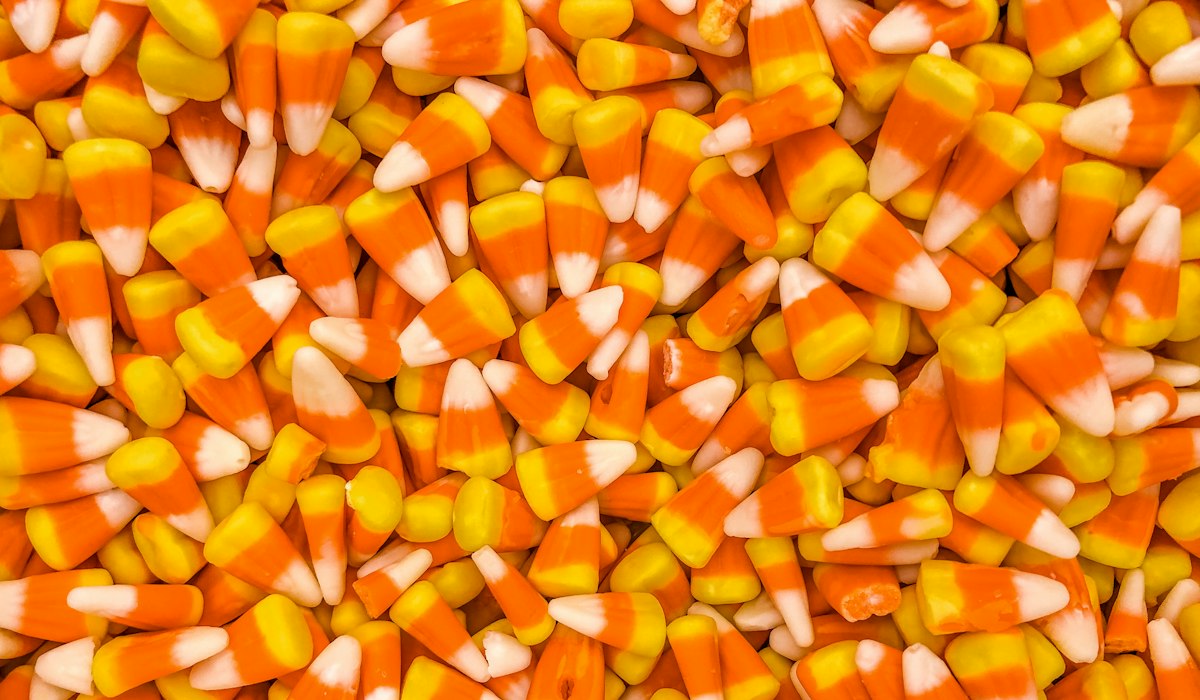 Thanksgiving minute to win it games for adults free with candy corn