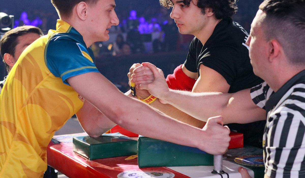 Two friends head to head competition for Thanksgiving prize games
