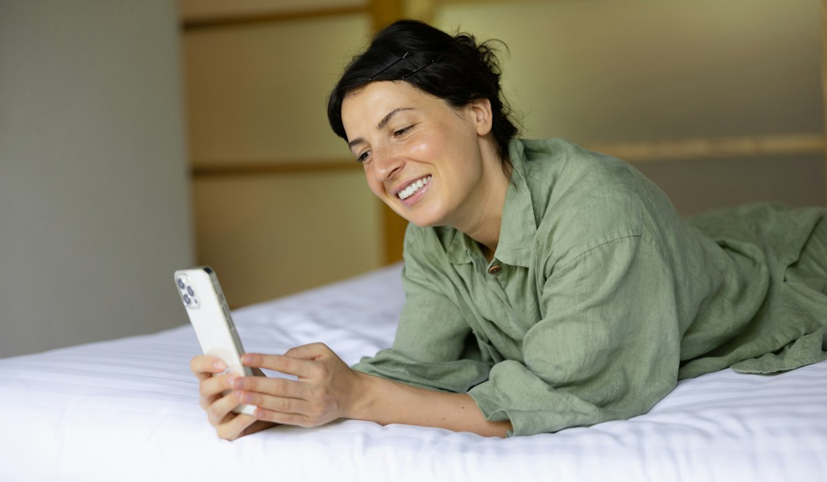 Woman texting pick up lines to say to guys over text