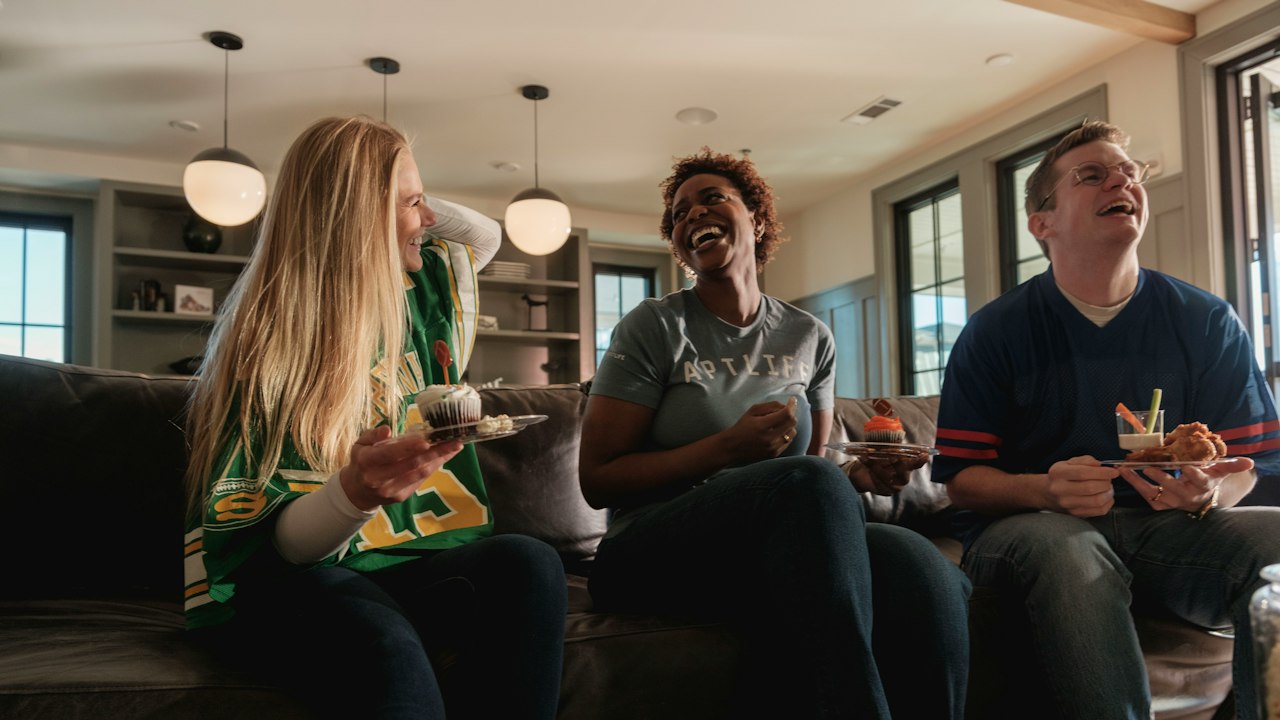 Thanksgiving games for adults free friends laughing at home